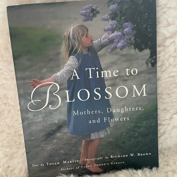 A TIME TO BLOSSOM MOTHERS, DAUGHTERS, AND FLOWERS HARDBACK BOOK - Picture 2 of 10